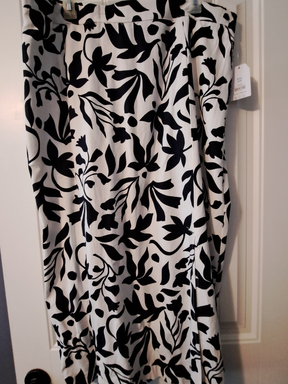Time and Tru Black and White Floral Skirt